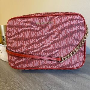 Signature Logo Jet Set Travel Large East/West Crossbody Bag